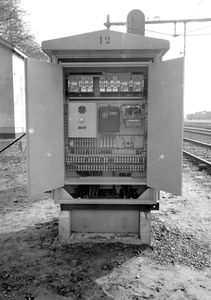 837174 Afbeelding van een geopende relaiskast van het seinwezen van N.S. bij het N.S.-station Horst-Sevenum te Hegelsom.